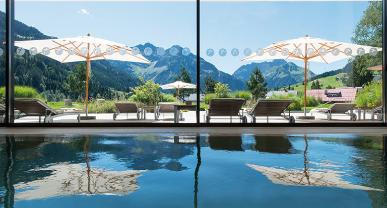 IHK_Innenpool_Bergblick